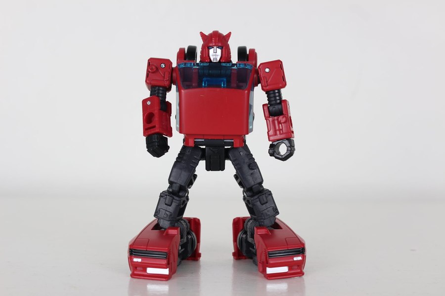 Earthrise Cliffjumper In Hand Photos And More Size Comparisons 07 (7 of 12)